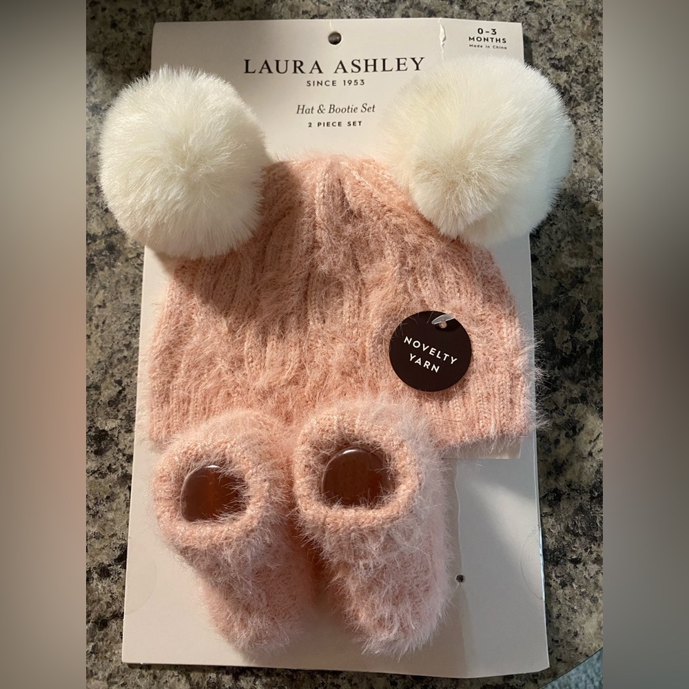 Brand new 0-3 month girls winter hat and booties
